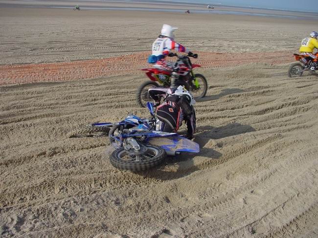 DSC00025.jpg - pilote tombé enduro touquet 2004