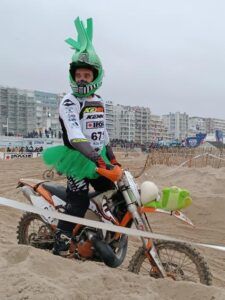 Le regard du vainqueur scrutant la ligne d'arrivée